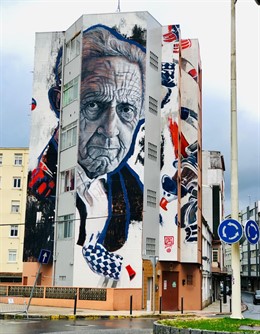 Sada (A Coruña) homenajea a Isaac Díaz Pardo con un mural urbano que reconoce al