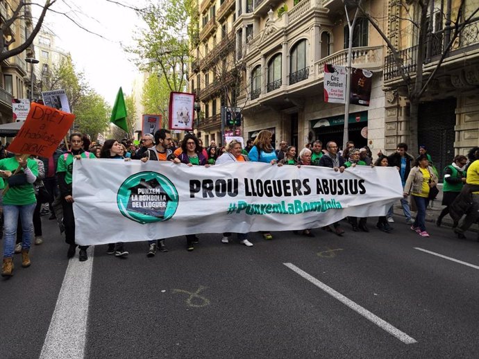 Unas XXX personas participan en una manifestación en Barcelona contra los "alqui