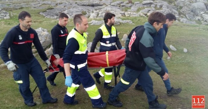 Evacuado un pescador de los acantilados de Ajo