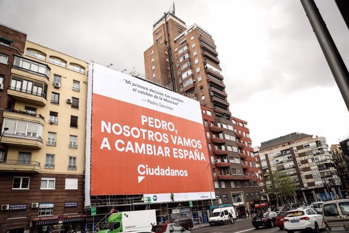 28A.- Cs se burla de Sánchez con un cartel electoral donde dice que Rivera cambi