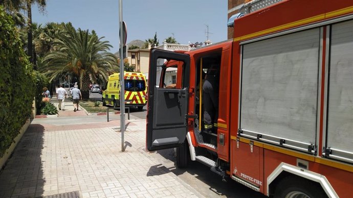 Camión de bomberos de Málaga y ambulancia rescatan a una mujer de su casa caída