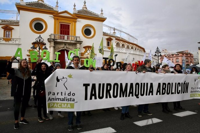 Más de un millar de personas piden en la manifestación de Pacma en Sevilla poner
