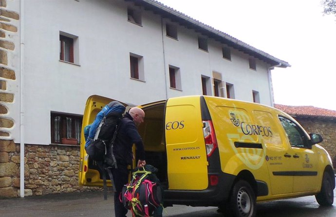 Correos reanuda el transporte de mochilas y maletas de los peregrinos del Camino
