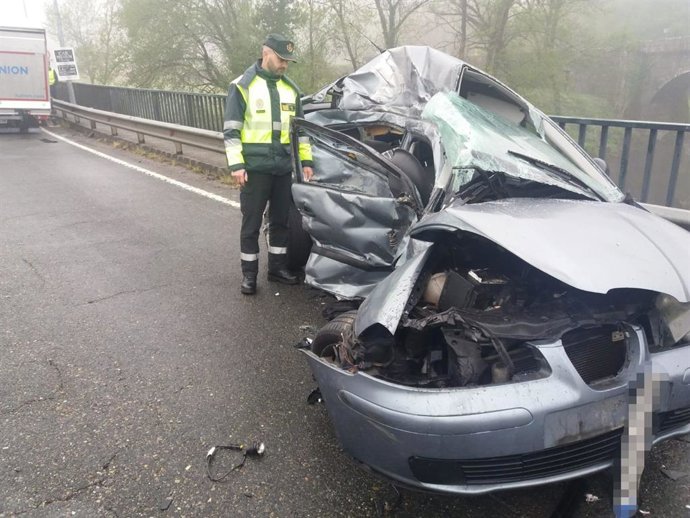 Una joven de 30 años muere tras colisionar con el vehículo en el que viajaba con