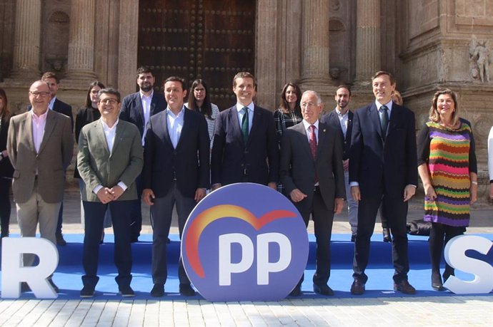 El presidente del PP, Pablo Casado, se hace una foto de familia con la candidatu