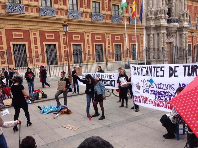 Sevilla.- Unas 200 personas exigen a la Junta y al Ayuntamiento "repensar el mod