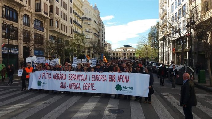 Una manifestación recorre las calles de Valncia para exigir a Europa "respeto" 