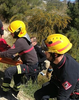 Alicante.- Sucesos.- Rescatan a un hombre tras caer a cinco metros de altura en 