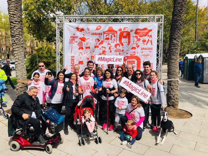 Una paciente con lesión medular participa con un exoesqueleto en la carrera soli