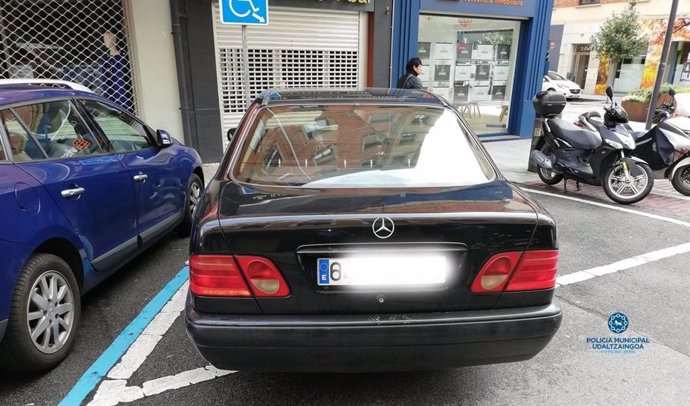 Retirado un vehículo en Pamplona por estacionar en una zona para movilidad reduc