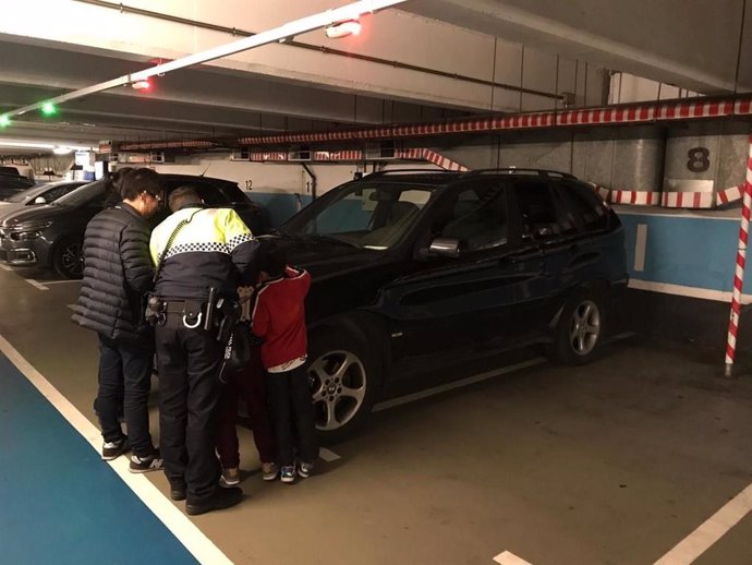 Sucesos.- Investigado por dejar a sus dos hijos en un parking mientras iba al ca