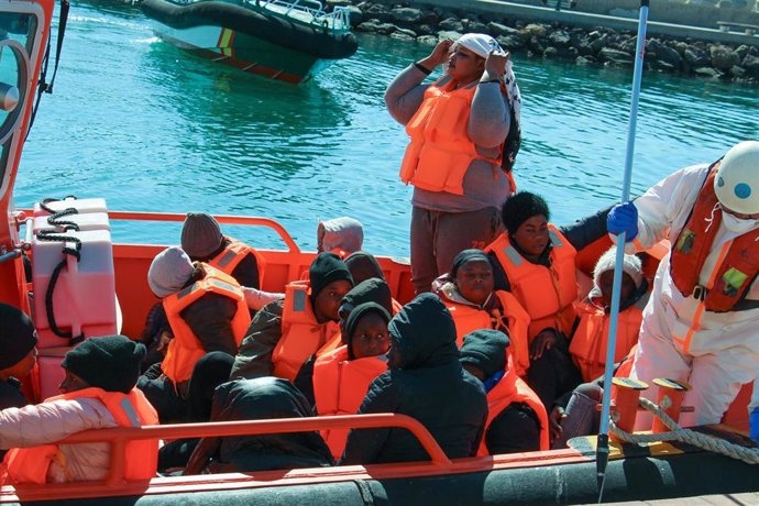 LLegada de  inmigrantes  al puerto de Melilla procedente Chafarina.