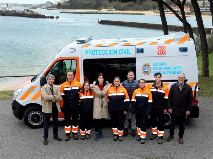 Santander.- El Ayuntamiento entrega una nueva ambulancia a Protección Civil