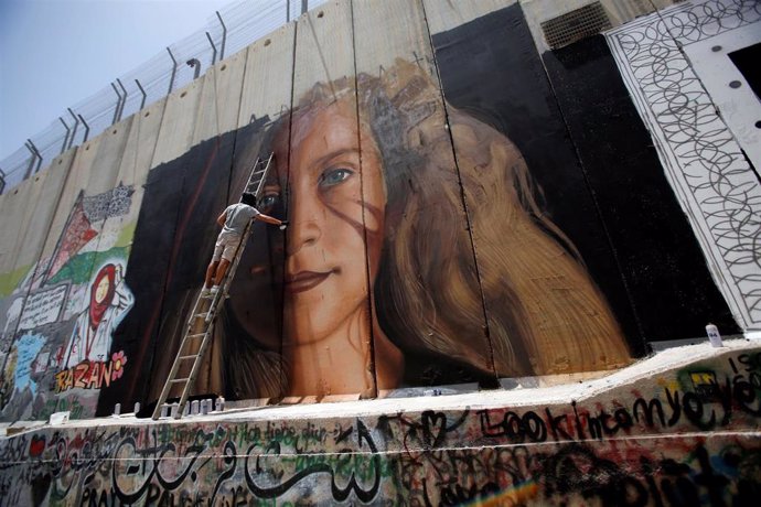 Mural con la cara de la adolescente palestina Ahed Tamimi