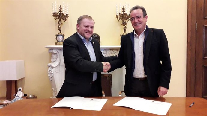 Sánchez Quero y Eduardo Arilla, tras firmar el acuerdo hoy en la DPZ