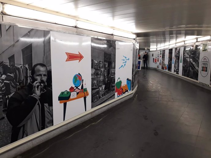 La estación de Metro de La Latina muestra fotografías de El Rastro e incluye señ