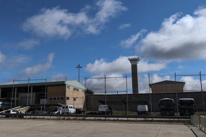 Alfred Bosch, Diana Riba y Benoit Hamon, vistan a Oriol Junqueras y Raül Romeva 