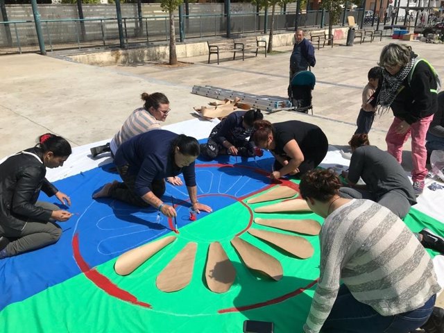 Valncia.- Mujeres cosen la bandera del pueblo gitano en Natzaret para celebrar 