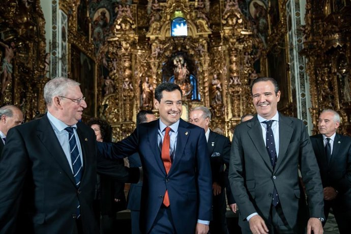 Juanma Moreno, recibe a los presidentes de los Consejos de Cofradías de Andalucí