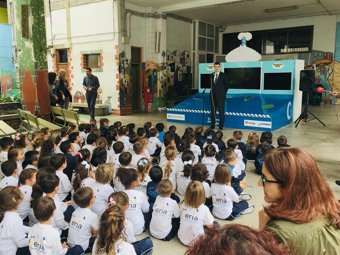 El representante de Caixabank, presentando el musi