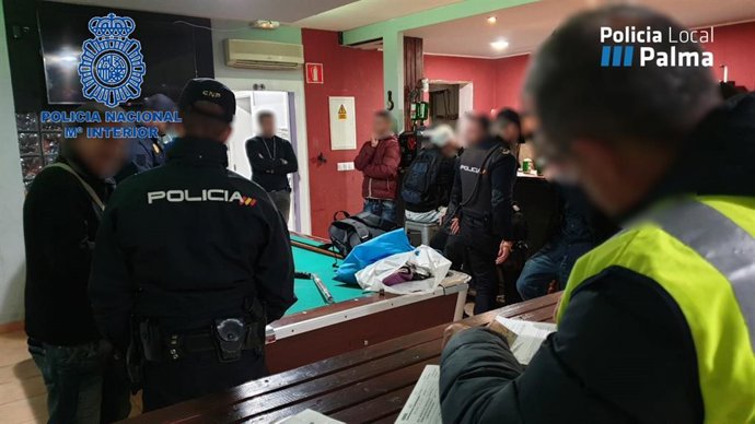 La Policia Nacional Juntament amb La Policia Local Continuen Amb Controls En Dif