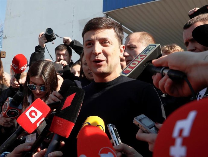 Zelenski y Poroshenko van xugase la Presidencia d'Ucrania en segunda vuelta'l 21