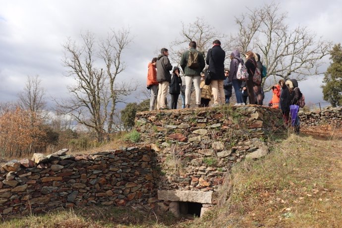 Una treintena de voluntarios recupera la tradición oral de Escurial de la Sierra