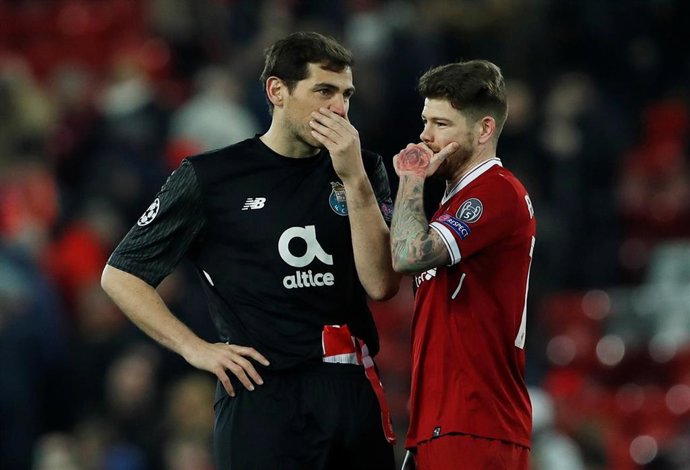 Iker Casillas y Alberto Moreno en un Liverpool-Oporto