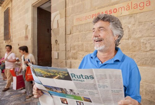 Un turista frente al Museo Picasso