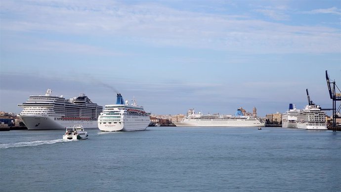 Cruceros en el puerto de Cádiz