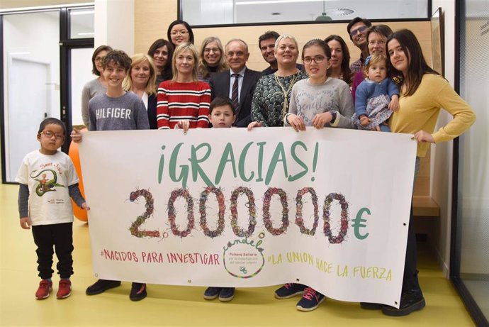 Las pulseras Candela recaudan 2 millones en cinco años para investigar contra el