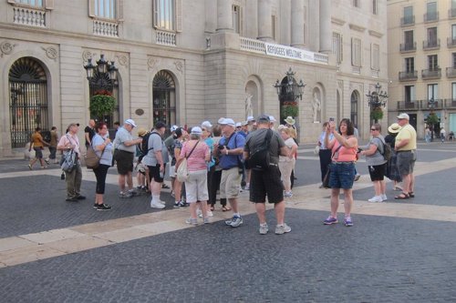 Turistas en la plaza Sant Jaume de Barcelona