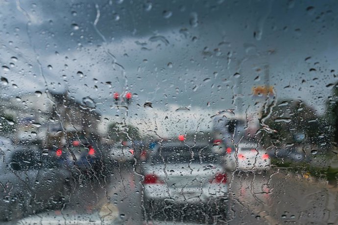 Conducción con lluvia, tráfico, 