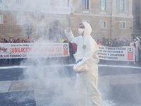 Unes 400 persones marxen amb treballadors del Metro contra la gestió de l'amiant