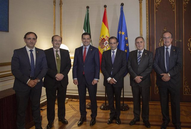 El presidente de la Junta, Juanma Moreno, recibe a la junta de gobierno de las R