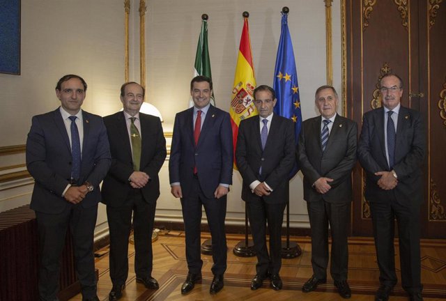 El presidente de la Junta, Juanma Moreno, recibe a la junta de gobierno de las R