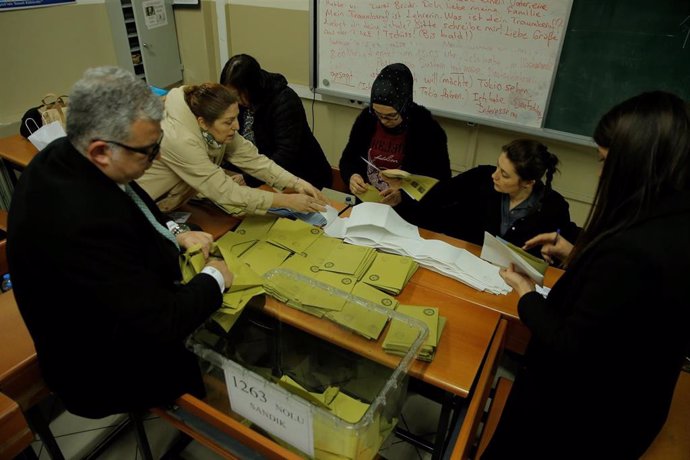 Turquía.- La comisión electoral de Turquía ordena recontar los votos nulos en la