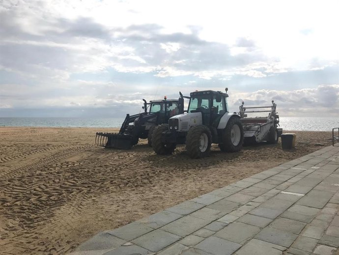 El AMB finalizará este miércoles el arado de las nueve playas de Barcelona