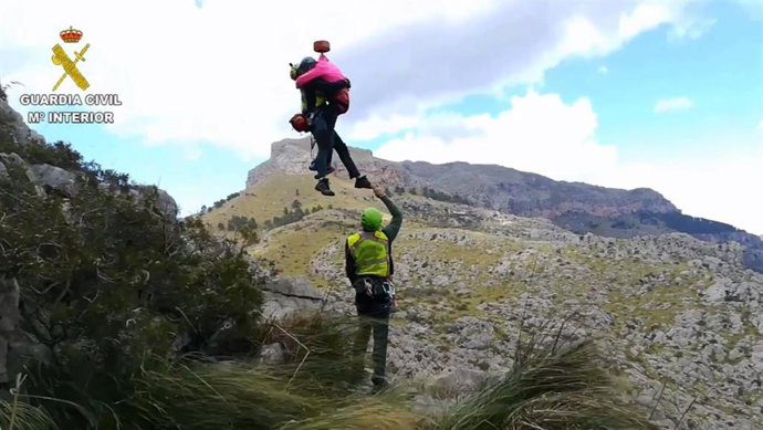 Sucesos.- La Guardia Civil auxilia a una senderista tras caerse accidentalmente 