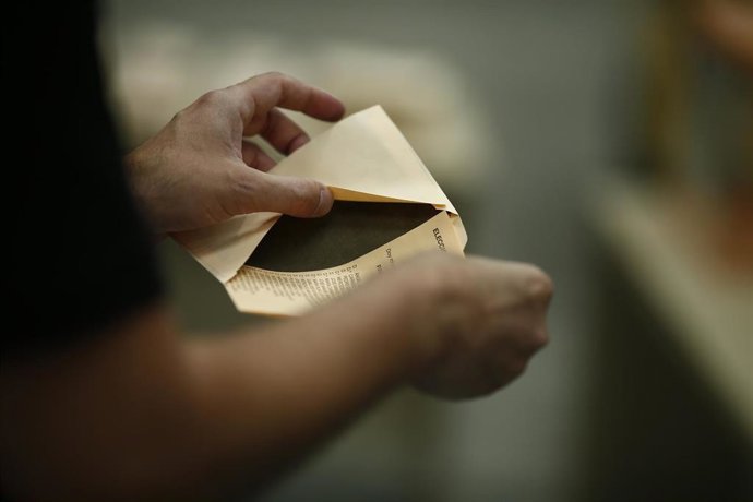 Elecciones municipales y autonómicas, comicios, votar, voto, papeletas, urnas