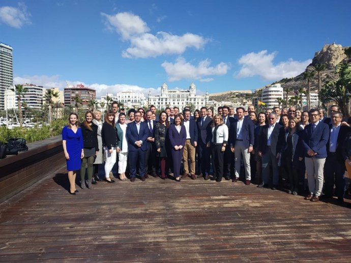 Foto de familia de los candidatos del PP a Congreso, Senado y Corts Valencianes.