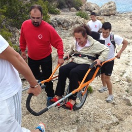 Cerca de 150 personas con movilidad reducida recorren espacios naturales gracias