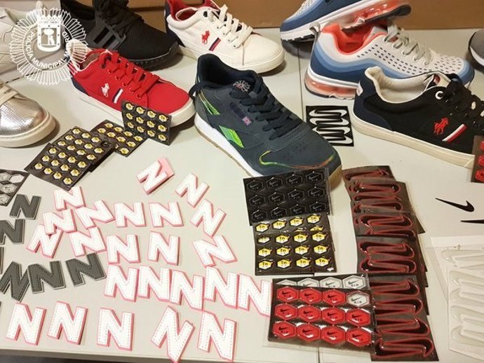 Sucesos.- La Policía Municipal requisa 12.000 zapatillas falsificadas de importa