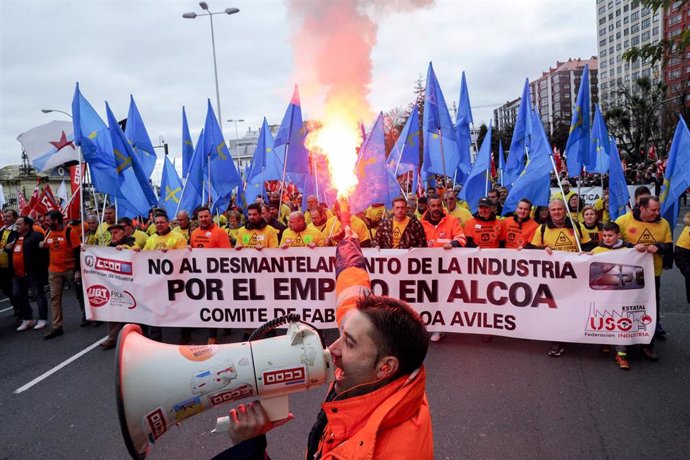 Manifestación en A Coruña (Galicia) de trabajadores de Alcoa en contra del cierr
