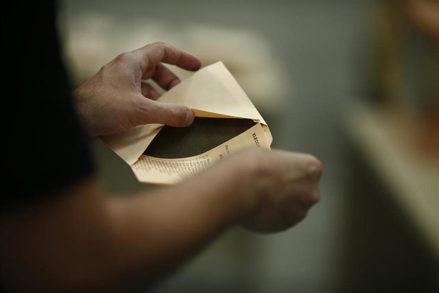 Elecciones municipales y autonómicas, comicios, votar, voto, papeletas, urnas