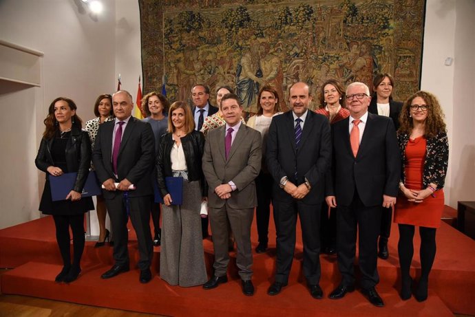 AMP.- Page promete una ley que exija que las empresas que contraten con la admin