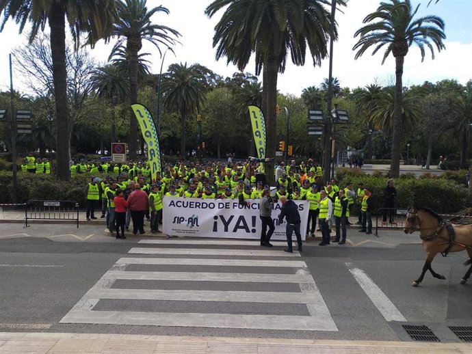 Málaga.- Policías locales se concentran para exigir mejoras labores y materiales