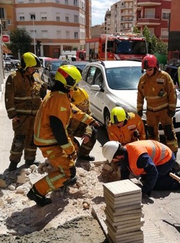 Los bomberos actúan en el escape de gas en Crevillent.