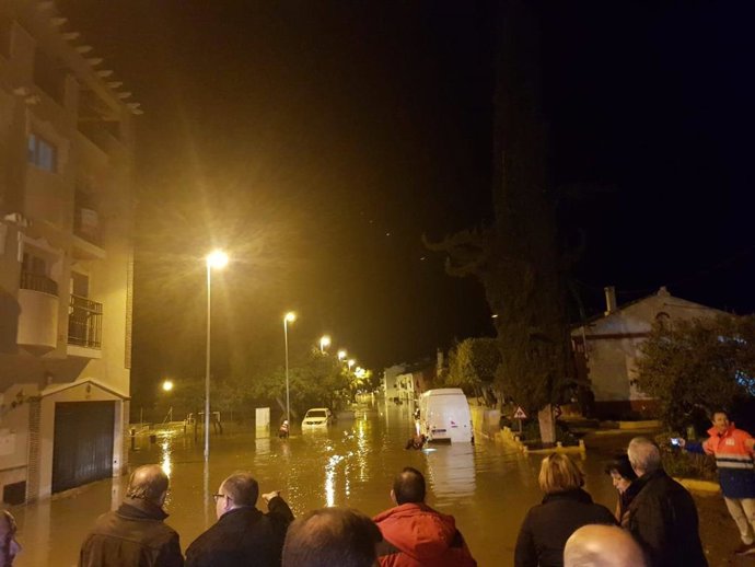 Calles anegadas por la rotura de una tubería en El Trapiche, pedanía de Vélez Má