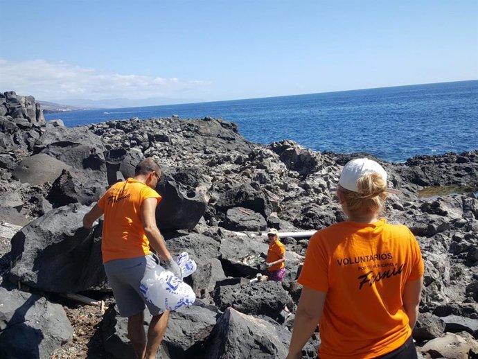 Retiran 350 kilos de residuos de la costa de Fasnia (Tenerife)